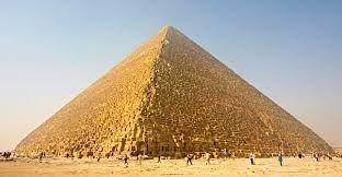 En fait la grande pyramide est construite sur un point tel que les champs magnetiques sous la terre ceux de la surface de la terre et ceux des champs celestes s entrecroisent