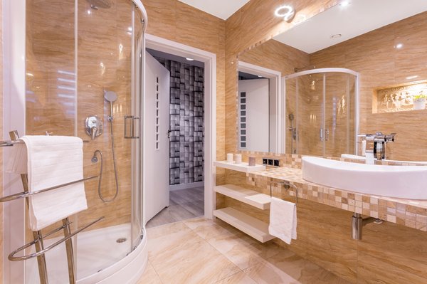 Porte de douche : créez une salle de bain stylée et fonctionnelle